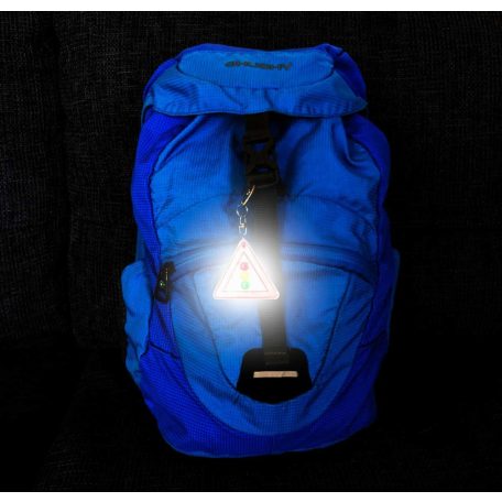 BEHAJTANI TILOS tábla felakasztható fényvisszaverő medál. 3M anyag EN13356 európai minőségi tanúsítvánnyal.