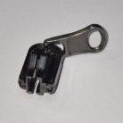 Átfordítható cipzárkocsi  P6-os cipzárhoz. Kétoldalas sátorcipzár-kocsi, ezüst vagy black nikkel színű. 