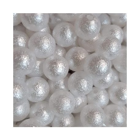 Rusztikus felületű, fehér színű, 10 mm-es fűzhető gyöngy. Furat: 1 mm.  25 db/csomag