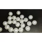 Rusztikus felületű, fehér színű, 10 mm-es fűzhető gyöngy. Furat: 1 mm.  25 db/csomag