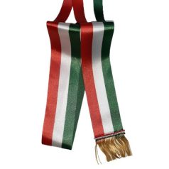   Nemzeti szalag 90 mm széles 200 cm hosszú széles, selyem textil , rojtos véggel. Textilselyem. 