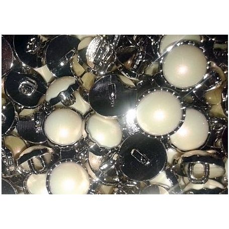 Kardigán gomb 13mm-es, ezüst foglalatban fehér,  ekrü (gyöngyház) és fekete színekben.   10 db -tól