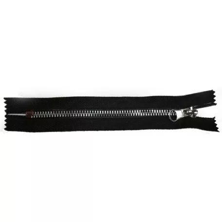 Műanyag cipzár 65 cm  bontható. Fém hatású elegáns műanyag fog ,  arany vagy ezüst foggal.  
