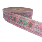 Szövött szalag virágos bordűr 32 mm széles, fehér alapon rózsaszín, rombusz széllel. 25 méteres