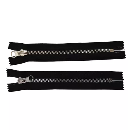 Műanyag cipzár 16 cm "zsebcipzár" zárt végű. Fém hatású elegáns műanyag fog ,  arany vagy ezüst foggal.  