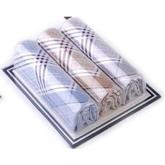   Férfi zsebkendő 3 db a díszdobozban, 100% pamut, 43x44 cm, világos, kockás minta.  Véletlen szerű összeállítás.