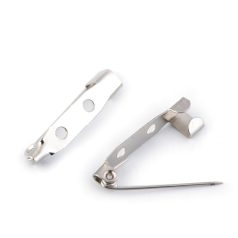   Kitűző alap 25 mm ezüst színű, 2 lyukas 50 db/csomag. Névjegy, dekoráció, vőlegény virág, ballagási vagy szalagavató szalag.