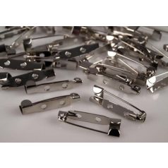   Kitűző alap 25 mm ezüst színű, 2 lyukas 50 db/csomag. Névjegy, dekoráció, vőlegény virág, ballagási vagy szalagavató szalag.