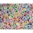 Betűgyöngy kocka fehér, színes betűvel, fűzhető, 6x6 mm, furat: 3 mm.  16 gr/ kb.100 db/csomagolás 