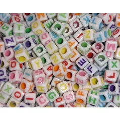   Betűgyöngy kocka fehér, színes betűvel, fűzhető, 6x6 mm, furat: 3 mm.  16 gr/ kb.100 db/csomagolás 