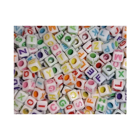 Betűgyöngy kocka fehér, színes betűvel, fűzhető, 6x6 mm, furat: 3 mm.  16 gr/ kb.100 db/csomagolás 