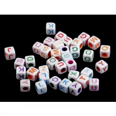   Betűgyöngy kocka fehér, színes betűvel, fűzhető, 6x6 mm, furat: 3 mm.  16 gr/ kb.100 db/csomagolás 