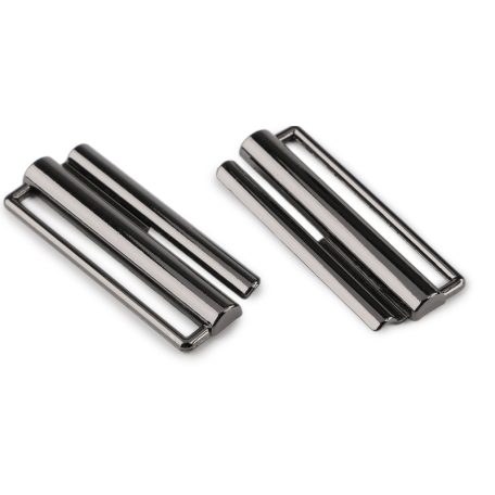 Fém csat 30 mm -es bújtatóval,  black nikkel (fekete) színben színben. 1 pár. Fürdőruha vagy kabát övcsat. Rozsdamentes.