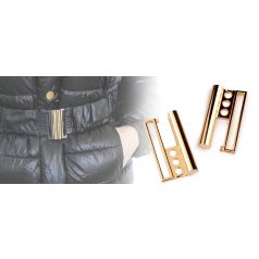   Fém csat 50 mm -es bújtatóval , arany színben színben. 1 pár. Fürdőruha vagy kabát övcsat.