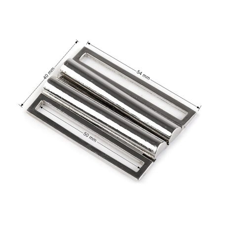 Fém csat 50 mm -es bújtatóval , ezüst színben színben. 1 pár. Fürdőruha vagy kabát övcsat.