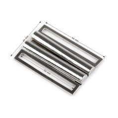   Fém csat 50 mm -es bújtatóval,  matt fekete színben színben. 1 pár. Fürdőruha vagy kabát övcsat.