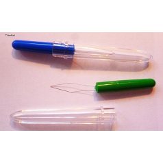 Tűbefűző, nyeles, kupakos, könnyű használat.