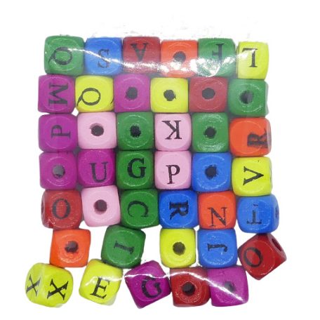 Betűgyöngy kiskocka 10x10 mm, festett fa, mix színekben fűzhető. 20 gr/csomag kb 38-40 db/csomag