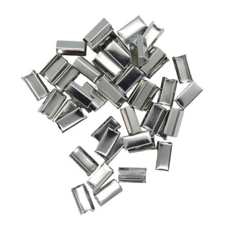 Fém szalag vagy zsinór rögzítő elem, csúszásgátló fülekkel. 8 mm széles 15 mm hosszú. 100 db/csomag