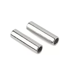   Cső alakú fém zsinórvég díszítő 5,6 mm. Arany vagy ezüst színben.  Rozsdamentes. Méretek: 7,7 mm  x 27 mm 100 db/csomag 