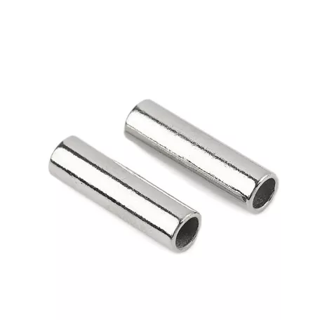 Cső alakú fém zsinórvég díszítő 5,6 mm. Arany vagy ezüst színben.  Rozsdamentes. Méretek: 7,7 mm  x 27 mm 100 db/csomag 