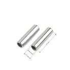 Cső alakú fém zsinórvég díszítő 5,6 mm. Arany vagy ezüst színben.  Rozsdamentes. Méretek: 7,7 mm  x 27 mm 100 db/csomag 