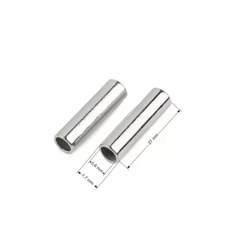 Cső alakú fém zsinórvég díszítő 5,6 mm. Arany vagy ezüst színben.  Rozsdamentes. Méretek: 7,7 mm  x 27 mm 100 db/csomag 