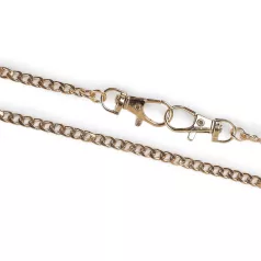   Rosegold fém lánc 2 karabínerrel, lapos 117 cm hosszú, 5 mm széles. Ruházati vagy táska dekorációs lánc. 55 gr.