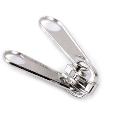   Cipzárkocsi két füles RT10 (7-es) spirál cipzárhoz, ezüst színű. 1 db -tól. Fém cipzárhoz, sátorcipzár. 