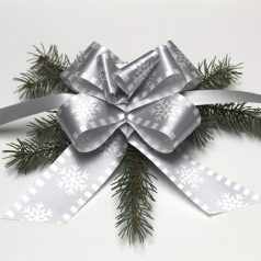 Elegáns gyorsmasni 5 cm széles  ezüst- fehér hópelyhes. Gyorskötöző dekorációs szalag. 
